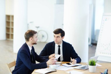 Genç personel ofiste iş tartışma