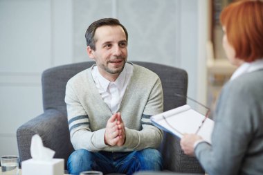 Mutlu adam onun psikolog konuşma sırasında bakan