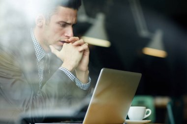 Dizüstü ekran veri okunurken bakarak gergin tüccar
