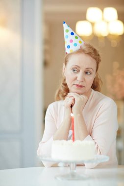 Yalnız kalmak doğum günü şapkalı üzgün erkek