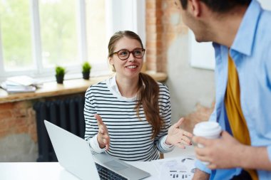 Yeni proje tartışıyor ve gerekli verileri net arıyor genç ortak çalışanlar