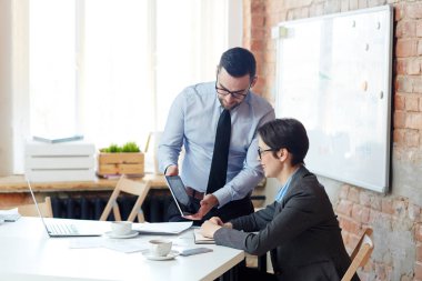 Finansal şirketler hakkında online video izlerken iki çağdaş ekonomistler