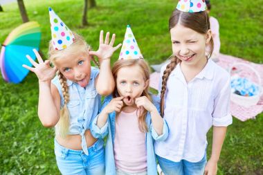 Sevimli genç kız yapması ve having fun doğum günü kapaklar