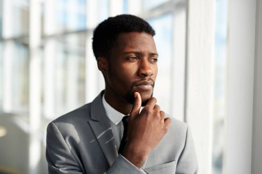 Ciddi çalışan bir yana bir şey hakkında düşünürken arıyorsunuz