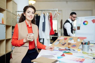 Moda tasarım stüdyosunda çalışıyor kupa kadınla