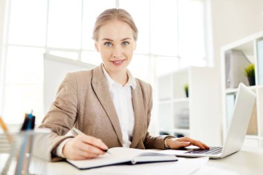 Başarılı öğrenci kameraya görevi taşıma veya seminer için hazırlanıyor süre seyir