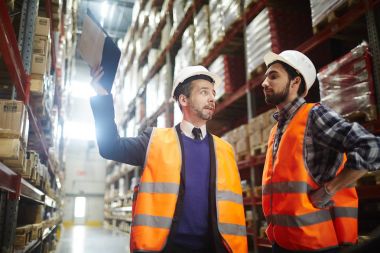 İki ürünler kalite tartışırken depo işçileri