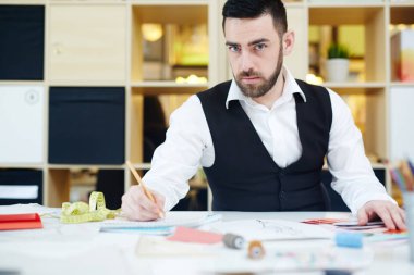 Ciddi moda tasarımcısı tarafından onun işyerinde çizim