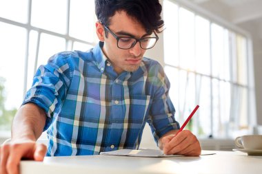 Defterini içinde Resepsiyon tarafından çizim kalem ile modern öğrenci