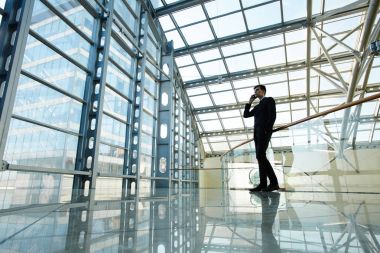 Genç yaş büyük modern iş merkezi içinde arama