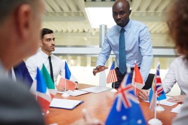 Afrikalı-Amerikalı temsilci stratejisine forumda siyasi temsilcilerinin dile getiren