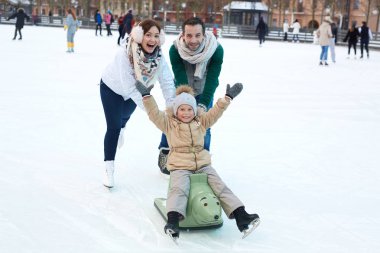 Buz pateni pisti iterek oyuncak sürme keyfi kendinden geçmiş küçük kız anne