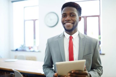 Kameraya bakarak tablet ile başarılı işveren
