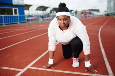 Genç rakip yarış pisti düşük başlangıç çizgisinde tarafından ayakta ve çalıştırmak işareti bekliyoruz Marathon büyük boy