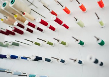 Arka plan resim kompozisyon: renkli dikiş biriktiricileri studio terzilik içinde stand topluluğu