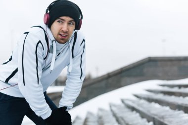 Etkin adam sabah egzersiz açık havada sırasında kısa dinlenme sahip spor giyim