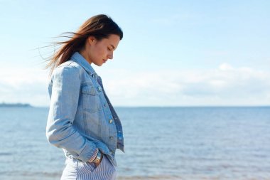 Casual denim ceket geçen yaz hafta sonu zevk deniz kenarında genç huzurlu esmer