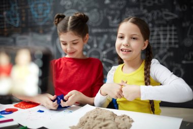 Yaratıcı sanat eğitim alarak kız öğrenciler