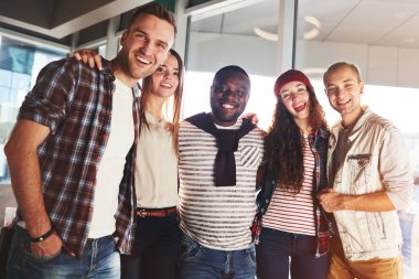 Neşeli genç arkadaşlar kameraya dişlek gülümsüyor ile birlikte rahat kafe, grup portresi eğlenirken arıyorsunuz düşük açılı görünüş