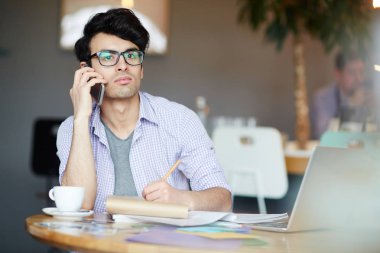 Tasarımcı Not Defteri'nde çizim ve biriyle cep telefonu dinleme ilham