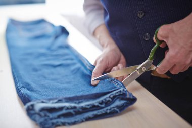 Atelier tablo büyük metal makasla closeup terzi kesim kot pantolon
