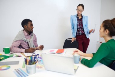 Raporlarını okuma ve konferans için hazırlarken ayrıntılarını tartışmak iş adamları
