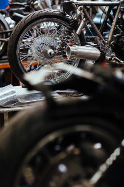 Satır motosiklet odak arka tekerlekler ile mekanik atölye onarmak için ayarla