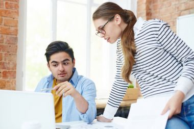 Yaratıcı tasarımcılar online veri eğilimleri hakkında tartışıyor