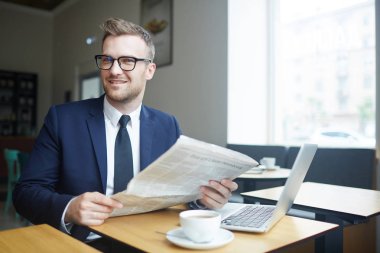 Kafede otururken gazete ile başarılı lider