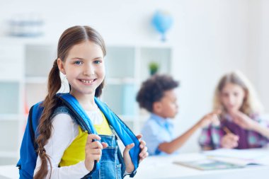 Güzel genç iki çocuklarçok arka plan üzerinde sırt çantası ile