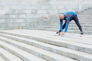 Germe egzersiz yaparak Acrtive genç adam