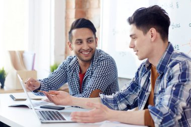 Mutlu öğrenciler veya iş toplantısında online veri tartışıyor