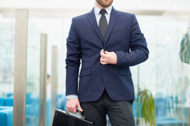 Midsection elbiseli şık iş adamı