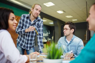 Arkadaşlarınıza görüşünü açıklayan işadamı