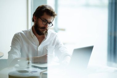 İş net arıyor veya online araştırma yapma ciddi adam