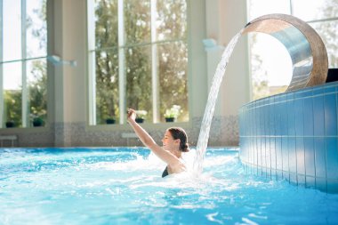 Spa sıcak şelale genç kadının mutlu Jakuzi