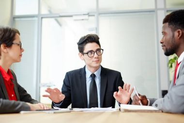 Beyin fırtınası ve stratejileri tartışırken finansörler başlangıç toplantısı