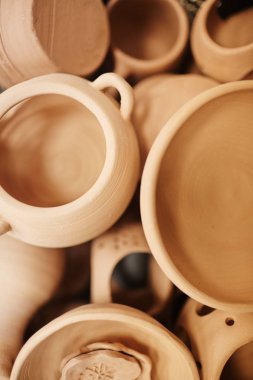 Yeni yuvarlak kase ve topraktan yapılmış tencere