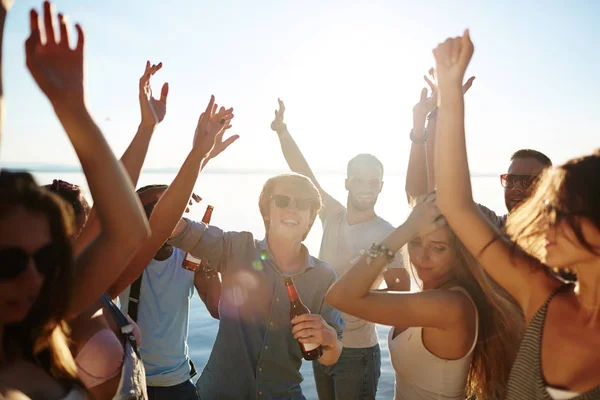 Extatisk Kompisar Dansar Med Höjde Händerna Beach Party — Stockfoto