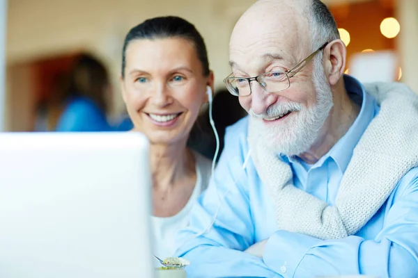 Avós Felizes Conversando Com Parentes Através Vídeo Chat — Fotografia de Stock