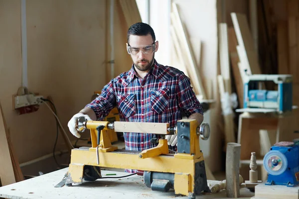 Ernstige Schrijnwerker Verwerking Houten Plank Werkplaats — Stockfoto