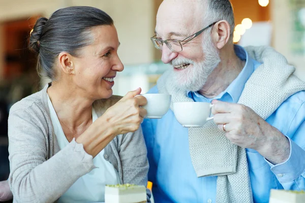 在咖啡馆里喝茶的快乐的资深夫妇 — 图库照片