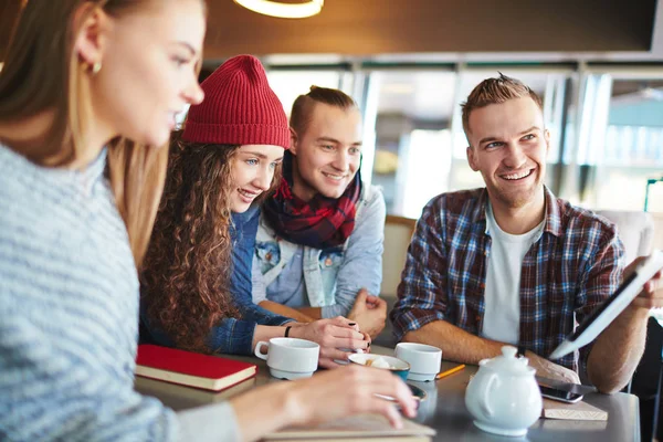 Grupo Estudiantes Alegres Reunieron Una Pequeña Cafetería Haciendo Tarea Retrato — Foto de Stock