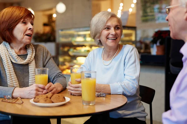 Viejos Amigos Sentados Mesa Cafetería Conversando — Foto de Stock