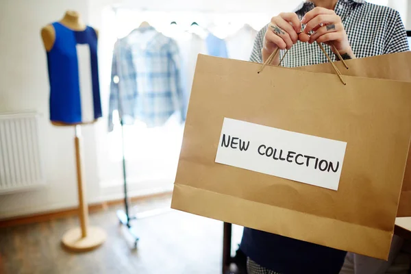 Paperbag Met Kleding Uit Nieuwe Auteur Collectie Gehouden Door Hedendaagse — Stockfoto