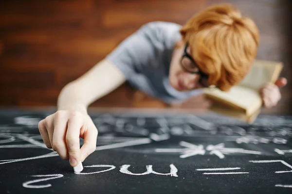 Porträt Eines Smarten Rothaarigen Schülers Der Mit Kreide Ein Buch — Stockfoto