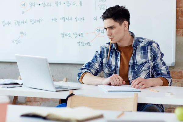 Zamyšlený Student Čtení Online Při Přípravě Seminář Škole — Stock fotografie