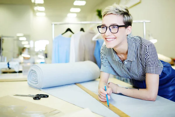 Junge Verkäuferin Der Nähabteilung Vermessen Stück Stoff Für Kunden — Stockfoto