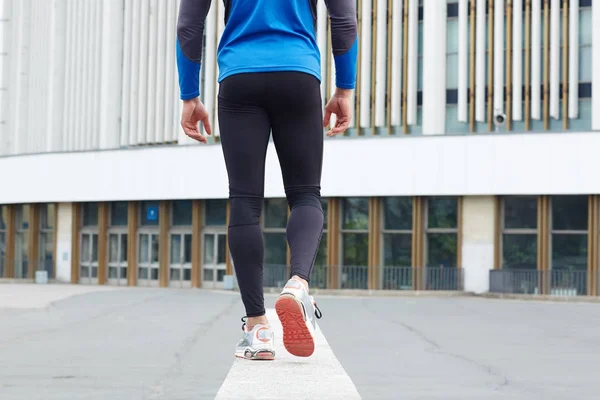 Visão Traseira Desportista Caminhando Direção Edifício Urbano — Fotografia de Stock