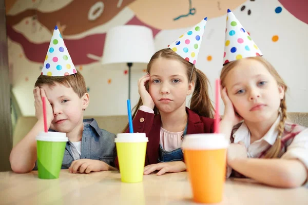 Vermoeide Kinderen Zitten Door Tabel Café — Stockfoto